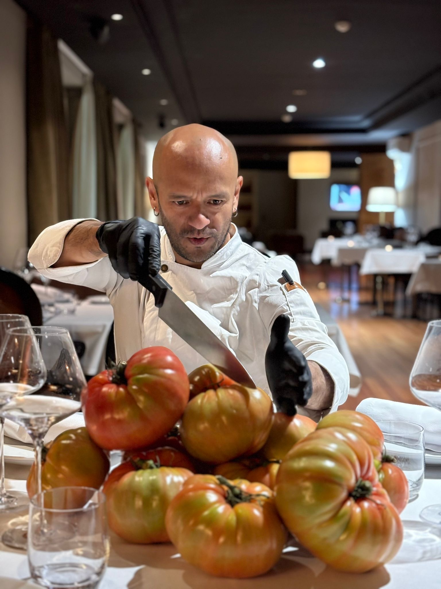 El Chef Jaime Monzón con tomates de temporada en La Mesa de Guadarrama